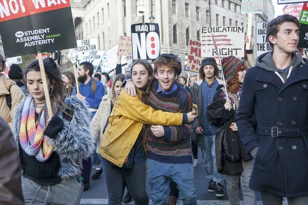 Diákok tiltakoznak díjak és vágások és adósság-London központjában. — Stock Fotó