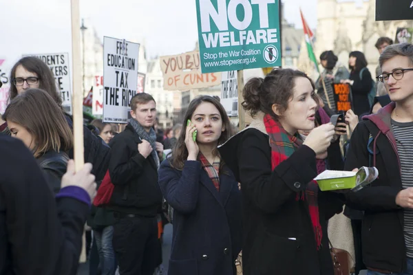 学生抗议学费、 削减并在伦敦市中心的债务. — 图库照片
