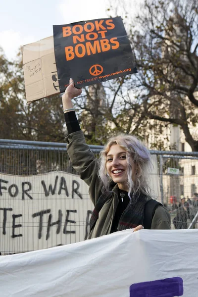 Manifestation des étudiants contre les frais et les réductions et la dette dans le centre de Londres . — Photo