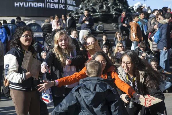 Estranhos abraçar durante um "abraços livres" evento em Londres — Fotografia de Stock