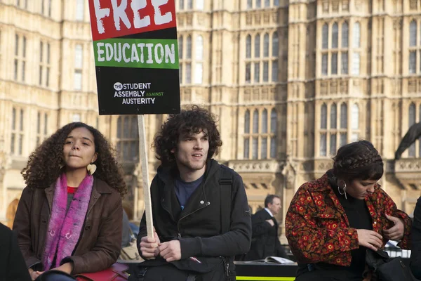 Estudantes protestam contra taxas e cortes e dívidas no centro de Londres . — Fotografia de Stock