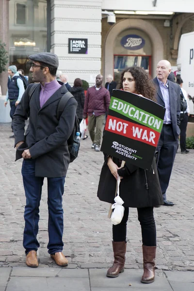 Manifestation des étudiants contre les frais et les réductions et la dette dans le centre de Londres . — Photo