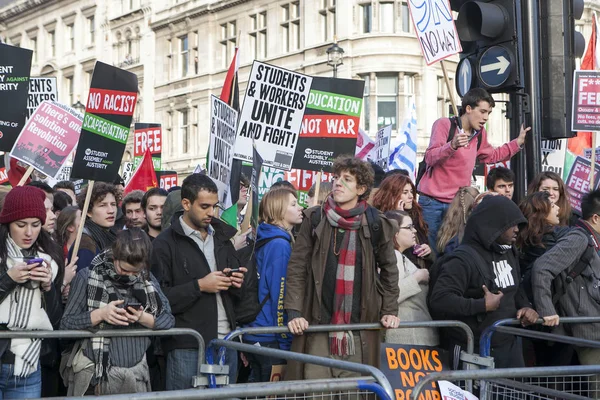 Gli studenti protestano contro tasse, tagli e debiti nel centro di Londra . — Foto Stock