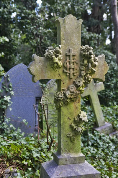 ロンドン、ハムステッド墓地の墓碑 — ストック写真
