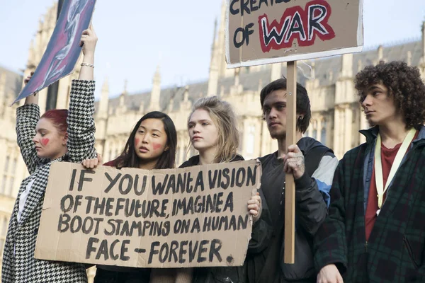 Estudantes protestam contra taxas e cortes e dívidas no centro de Londres . — Fotografia de Stock