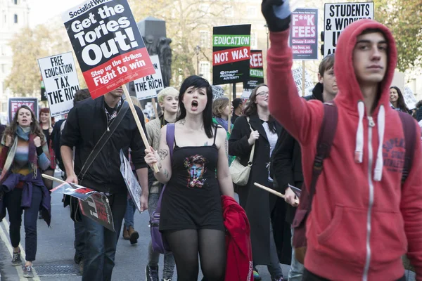 学生抗议学费、 削减并在伦敦市中心的债务. — 图库照片