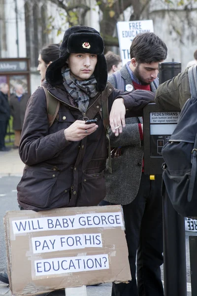 Estudantes protestam contra taxas e cortes e dívidas no centro de Londres . — Fotografia de Stock