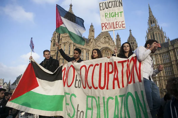 Estudantes protestam contra taxas e cortes e dívidas no centro de Londres . — Fotografia de Stock