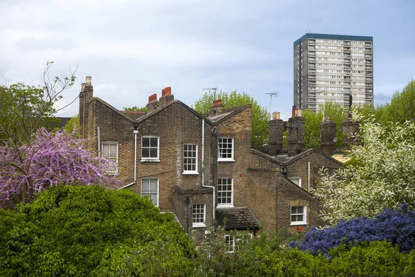 The Council housing block in East London at Burr Close in Wapping, London, UK. Many people are at risk of losing their homes in Lond — Stock Photo, Image