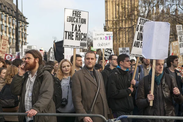 Studenter protesterar mot avgifter och nedskärningar och skuld i centrala London. — Stockfoto