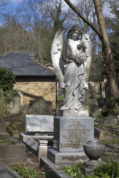 ロンドン ・ ハムステッド墓地で墓石の天使 — ストック写真