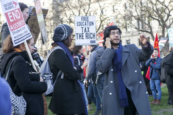 Studenci protestują przeciwko opłat i cięć i długu w centrum Londynu. — Zdjęcie stockowe