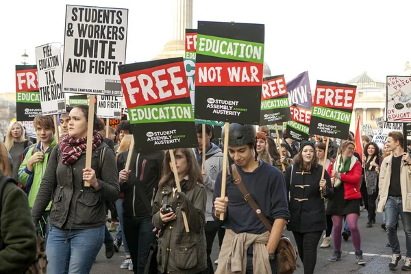 Estudiantes protestan contra tarifas y recortes y deudas en el centro de Londres . —  Fotos de Stock