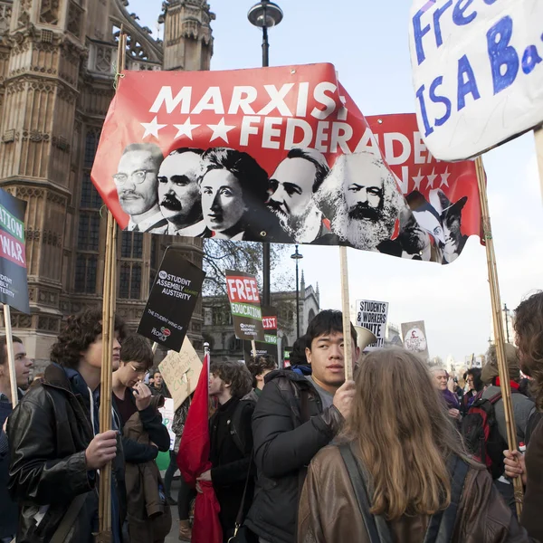 London, Großbritannien. 19. nov 2016. Studenten protestieren gegen Studiengebühren, Kürzungen und Schulden im Zentrum Londons. — Stockbild Studenten protestieren in London gegen Studiengebühren, Kürzungen und Schulden. — Stockfoto
