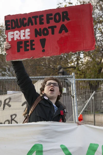 Estudiantes protestan contra tarifas y recortes y deudas en el centro de Londres . — Foto de Stock