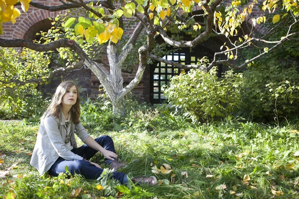 木の幹の上に座って美しい若いティーンエイ ジャー — ストック写真