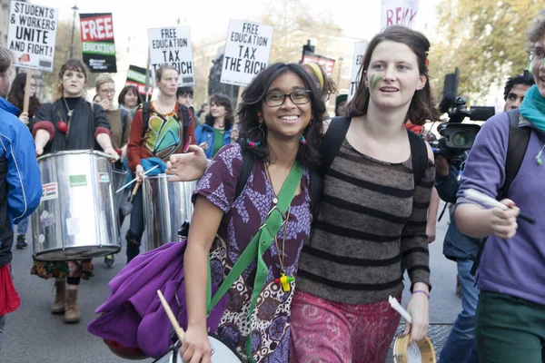 Studenten protestieren in London gegen Studiengebühren, Kürzungen und Schulden. — Stockfoto