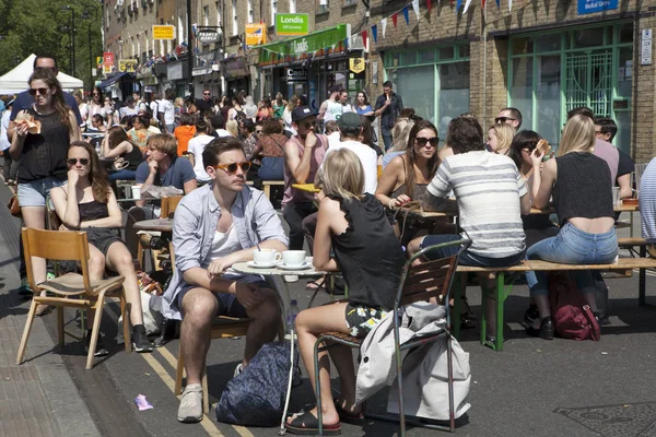 East London, bir rengarenk kalabalık pub dışında bir bira içmek.