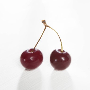 Özbek Olgun Kiraz bir beyaz tahta masada. Kopya alanı