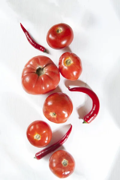 Pomidory "bull heart" na drewniany Stół biały. Jesiennych zbiorów. Przepisy kulinarne. Miejsce — Zdjęcie stockowe