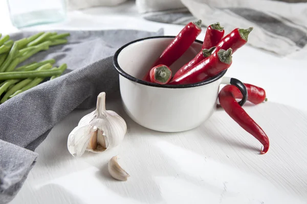 Pikantní paprika v šálku bílého smaltu. Podzimní recepty. Kopírovat prostor — Stock fotografie