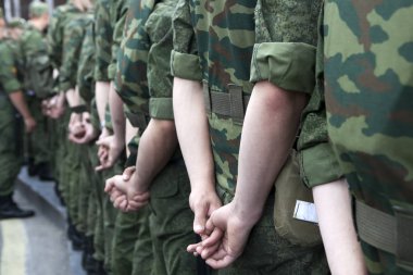 Arka görünümü. Kamuflaj üniformalı askerler üzerinde mani standı