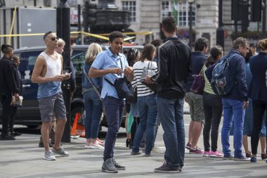 İnsanlar karşıdan karşıya için açmak için yeşil ışık için bekliyor