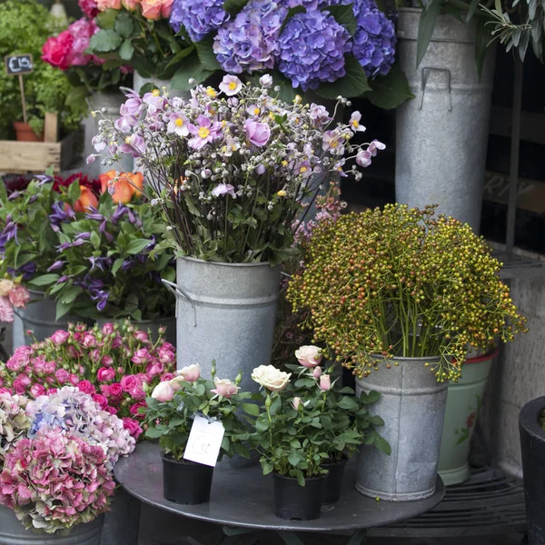 Die verschiedenen Blumen am Eingang zum Geschäft für verschiedene Anlässe: Hochzeiten, Geburtstage, Muttertag, Valentinstag — Stockfoto