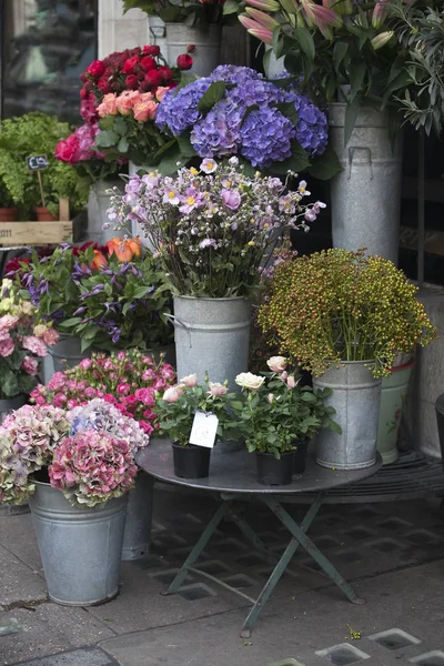 The Various flowers at the entrance to the store for sale for various occasions: weddings, birthdays, mother's day, Valentine's Day — Stock Photo, Image