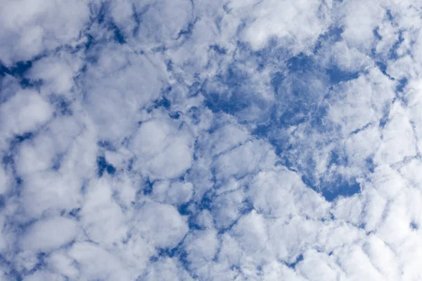 O belo céu azul com nuvens de fundo. Nuvens do céu. Céu w — Fotografia de Stock