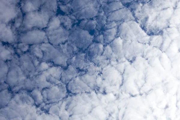 El hermoso cielo azul con las nubes de fondo. Nubes celestes. Cielo w — Foto de Stock