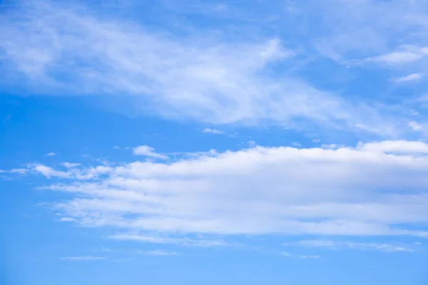 Il bellissimo cielo blu con sfondo nuvole. Nuvole di cielo. Cielo w — Foto Stock