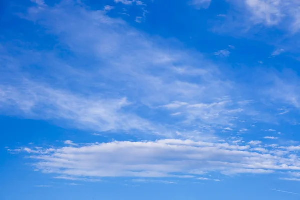 O belo céu azul com nuvens de fundo. Nuvens céu . — Fotografia de Stock