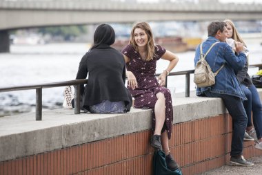 İnsanlar Thames kıyısında yürümek. Southbank