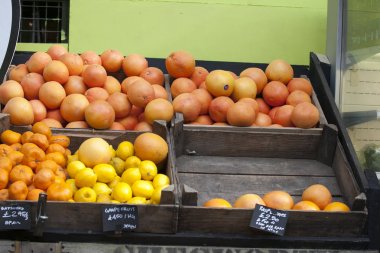 Limon, portakal, tagerine, greyfurt piyasada Satılık duvarda asılı bir hasır kutu içinde
