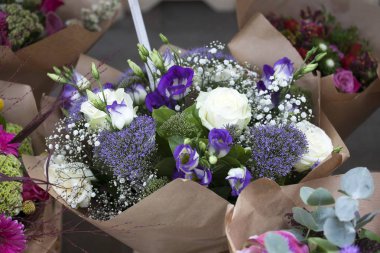 Gül, gypsophila ve lisianthus Kraft kağıt düğün için buket