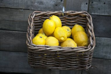 piyasada Satılık duvarda asılı bir hasır kutu içinde limon