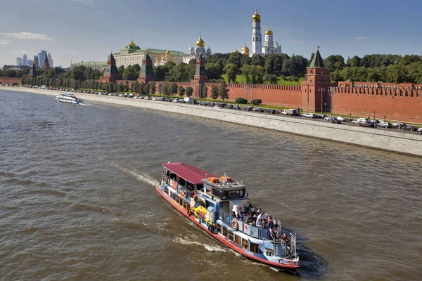 Słońce świeci rzeki Moskwy, Kremlevskaya nasyp i th — Zdjęcie stockowe