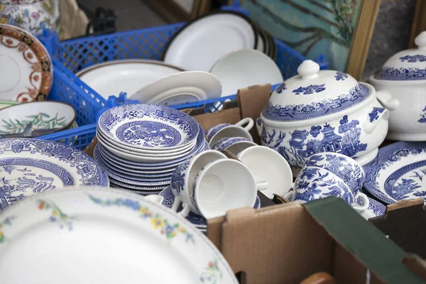 The Vintage dishes for sale at the flea market — Stock Photo, Image