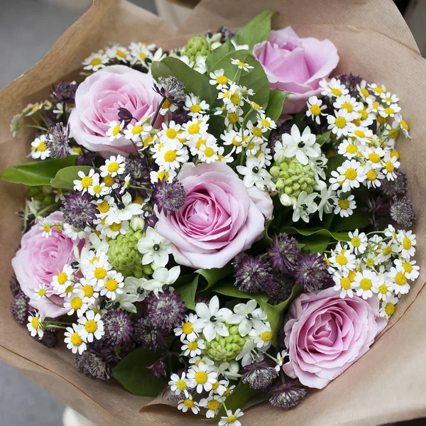 Il Bouquet di rose, camomilla ed eustoma in carta artigianale per matrimoni — Foto Stock