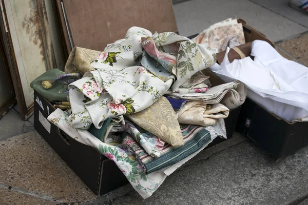 Scatola con tessuti di seta in vendita sul mercato delle pulci — Foto Stock