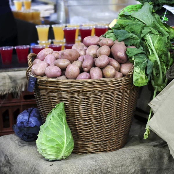 Las patatas Frescas de la nueva cosecha en las bolsas de papel están en el mercado —  Fotos de Stock