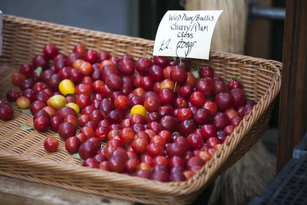 Kers pruim op de Borough market — Stockfoto