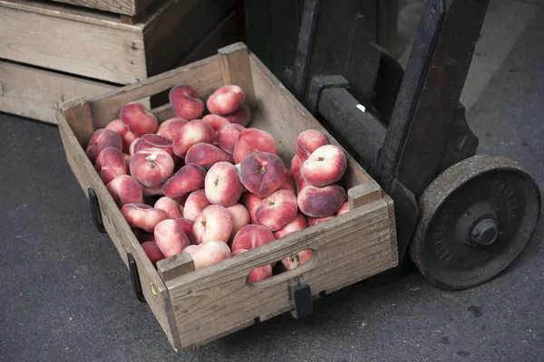 De verscheidenheid van perziken op de markt te koop. Perziken zijn een opslagplaats van vitaminen — Stockfoto