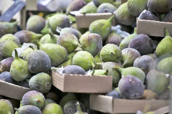 Turkish figs in a box on the market for sale — Stock Photo, Image