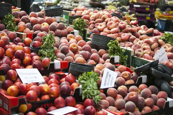 The Variety of peaches on the market for sale. Peaches are a storehouse of vitamins — Stock Photo, Image