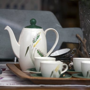 Vitrin charity Shop altmışlı tarzında beyaz şık kahve ayarla