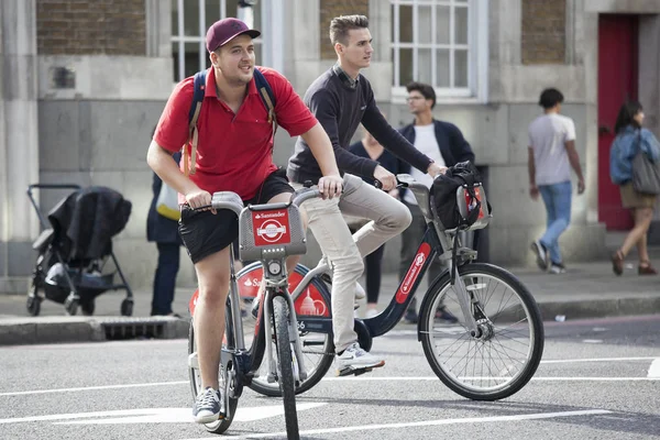 Fietsers terugkeer naar huis van het werk — Stockfoto