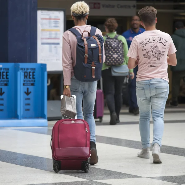 Liverpool Street Station Station. Sommige mensen wachten op de trein. Mensen verlaten van het station. — Stockfoto