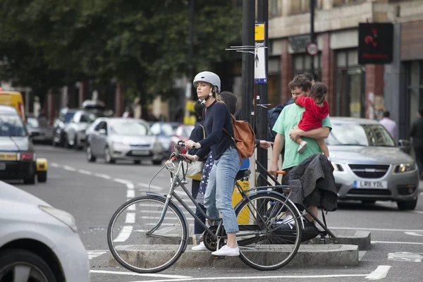 Bisikletçiler işten eve döndü